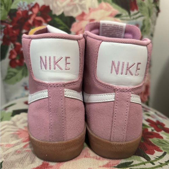 Beautiful pink lilac suede Nike court shoes - Picture 3 of 3
